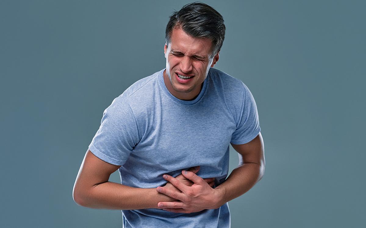 Homem com dores na barriga.