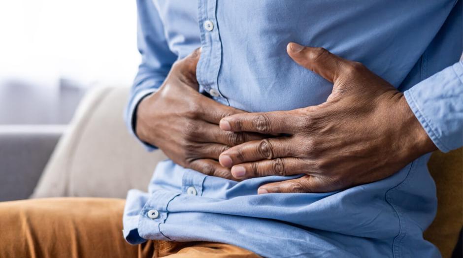 Ilustração 3D de um homem com o intestino inflamado.