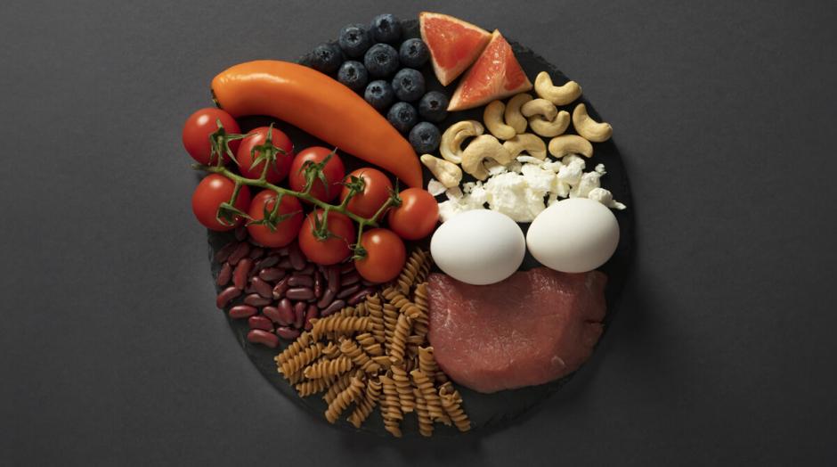 Conjunto de alimentos em cima de uma mesa.